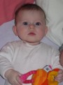 Elya avec sa peluche et dans son parc - 002 * 576 x 768 * (46KB)